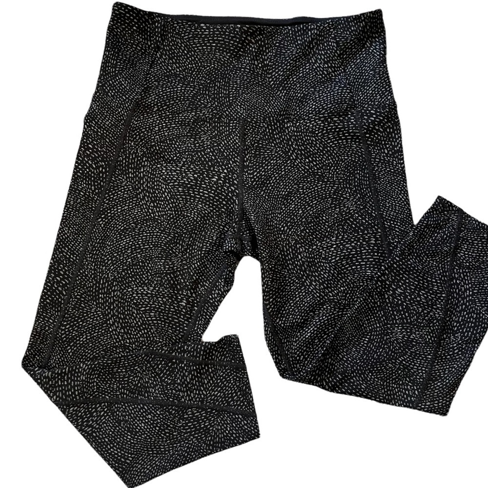 TUFF ATHLETICS CROPPED LEGGINGS WITH BACK ZIPPER POCKET